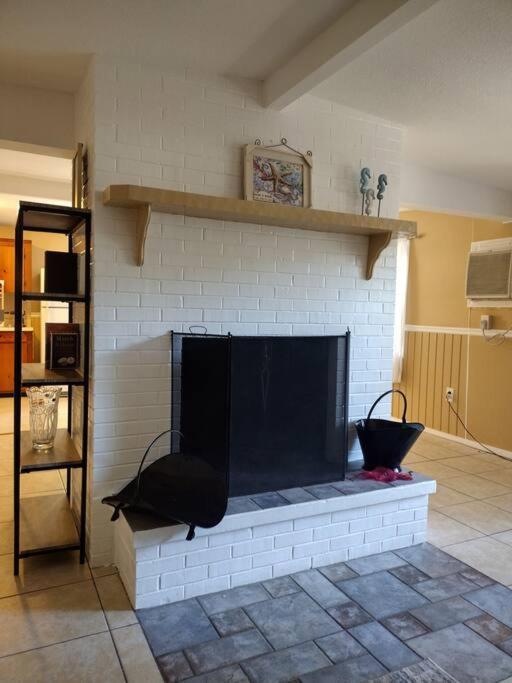 Cozy Vintage Waterfront Home With Fireplace And Kayaks سبرينغ هيل المظهر الخارجي الصورة